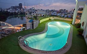 Lakeshore Hotel & Apartments